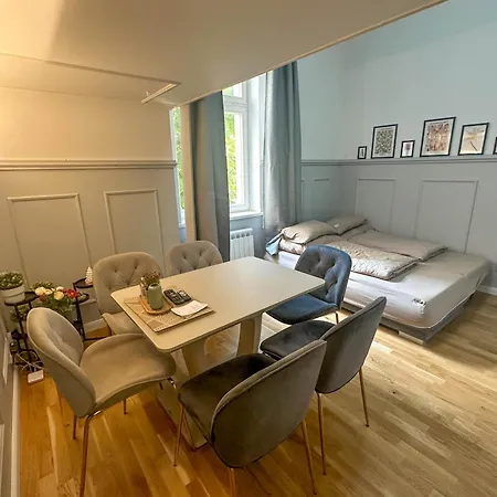 Elegant Near Main Station & Wenceslas Sq Apartment